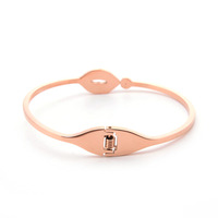 Bracelet minimaliste pour femme en acier titane et or rose, en forme de lèvres, serti de diamants, fabriqué à Dongguan