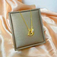 Collier pendentif plaqué or scintillant, design intemporel avec accents de cristal, colliers élégants de haute joaillerie