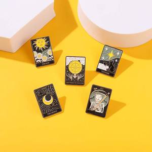 Pin de Solapa de Esmalte con Diseño Gótico de <span class=keywords><strong>Tarot</strong></span>, Luna, Sol, Estrellas, Destino y <span class=keywords><strong>Muerte</strong></span>, para Ropa de Estilo Retro Oscuro y Mochilas - Product Image 1