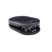 Petite pince magnétique sur collier utilisée pour attirer les accessoires de microphone sans fil