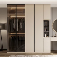 Ensemble coiffeuse et armoire sur mesure grande capacité, style ouvert, style léger et luxueux, armoire de chambre blanche avec portes vitrées