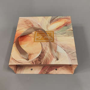 กระเป๋าใส่เครื่องประดับอัญมณีกระดาษขนาดเล็กพร้อมหูจับริบบิ้นบรรจุภัณฑ์น้ำหอมบูติกหรูหราออกแบบได้เองสำหรับงานแต่งงาน - Product Image 3