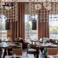 Ensemble de mobilier de restaurant personnalisé J2S Hotel, sièges en banquettes commerciales, table et chaises en bois pour projets d'aménagement intérieur de café moderne