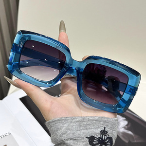 Lunettes de soleil carrées surdimensionnées, monture rétro en PC, verres gris, protection UV400, lunettes de mode pour femmes - Product Image 3