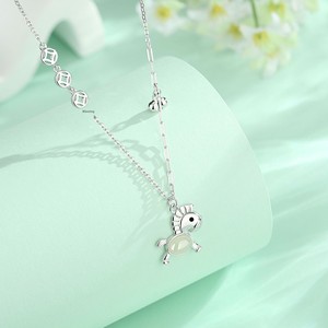 Nouveau Collier Pendentif Poney pour <span class=keywords><strong>Femme</strong></span>, Style Sportif et Mignon - Design Créatif Animal du Zodiaque 'Money Way' en Bambou, Luxe Abordable - Product Image 3