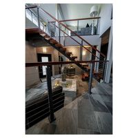 Escalier droit à marches ouvertes sur mesure avec rampe en aluminium d'origine pour villa de luxe