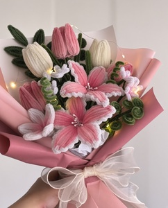 Bouquet de marguerites au crochet fait main, cadeau de remise de diplôme, fleurs blanches tricotées avec un centre jaune - Product Image 4