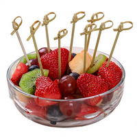 Wegwerp ecologische bamboe cocktailprikkers met hart- en bloemknoopdesign voor catering en evenementen