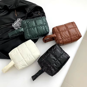 Biểu Tượng Tùy Chỉnh Quilted Puffy Nylon Trang Điểm Túi Với Dây Đeo Cổ Tay Mềm Fluffy Du Lịch Mỹ Phẩm Nylon <span class=keywords><strong>Pouch</strong></span> Cho Phụ Nữ - Product Image 1