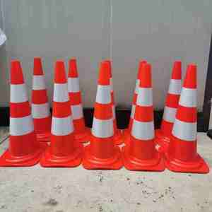קונוסי תנועה עמידים וחזקים בצבע כתום, עשויים PVC, עם מחזיר אור לבן לשימוש בכביש, בגדלים 50, 70, 75, 90 ס\\\"מ (18 אינץ', 36 אינץ') עם לוגו בהתאמה אישית. - Product Image 1