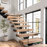 Escalier flottant intérieur avec marches en bois, garde-corps en panneaux de verre, escalier moderne pour maison, marches cantilever, design à poutres en acier