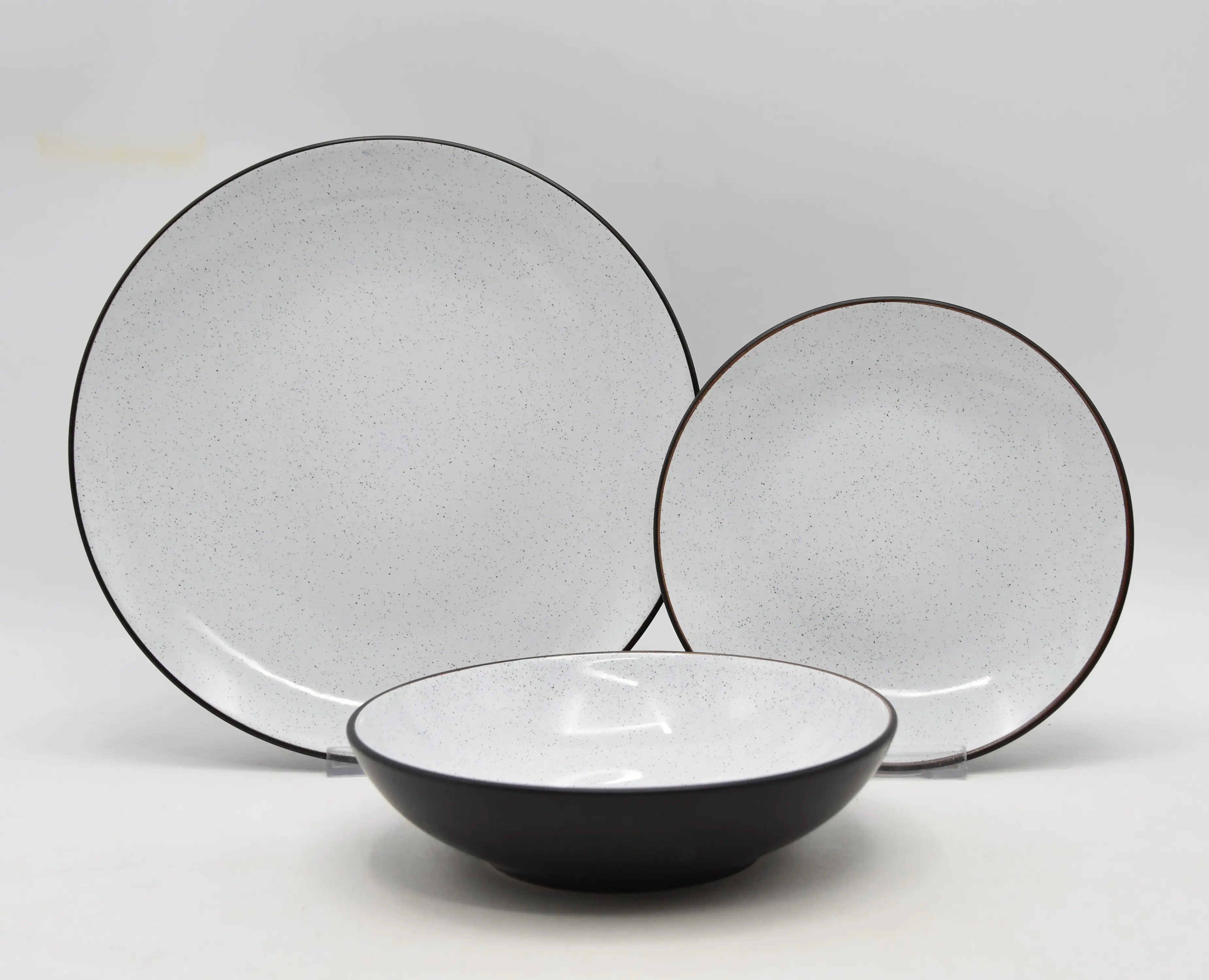 Conjunto de utensílios de mesa de cerâmica com bolinhas em spray branco para exterior preto estilo escandinavo