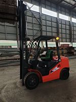 La chariot élévateur Heli de la série H3 de 3 tonnes est doté d'essieux arrière entièrement flottants installés en usine et d'un déplacement latéral hydraulique.
