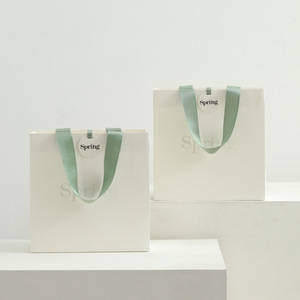 Biểu Tượng Tùy Chỉnh <span class=keywords><strong>Kraft</strong></span> Giấy Túi Xách Cao cấp Quần Áo Bao Bì Túi Cán Bóng Nhà Máy Bán Hàng Trực Tiếp Cho Nến Dập Nổi - Product Image 3