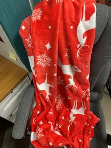 Plaid de Noël en peluche chaude rouge de 50 x 60 pouces avec motif de renne et de flocons de neige - Product Image 6