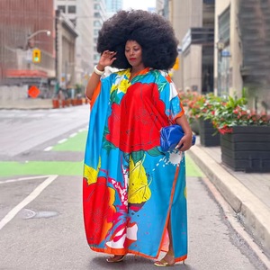 Robe décontractée ample à manches chauve-souris imprimée roses rouges colorées et motif africain bleu pour femme 2026 – Idéale pour les vacances - Product Image 1