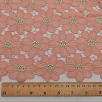 Robe en guipure à fleurs roses Dentelle chimique de 70cm d'épaisseur avec motif floral Catégorie de produit Tissu en dentelle