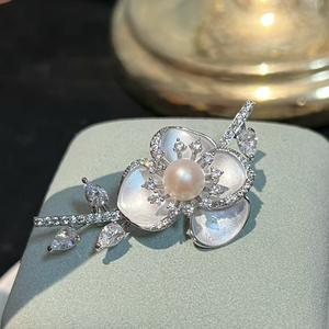 เข็มกลัดรูปกลีบดอกไม้สำหรับผู้หญิง ดีไซน์หรูหรา สไตล์จีน ระดับไฮเอนด์ เหมาะสำหรับชุดกี่เพ้า ประดับมุก ดีไซน์เฉพาะตัว - Product Image 2