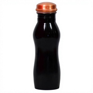 Botella de agua de cobre Premium con diseño intrincado para una hidratación saludable y una elegante botella de gimnasio para decoración del hogar de Axiom Home Accents - Product Image 1