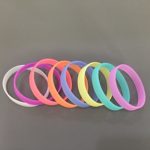 Bán buôn bán Hot sáng biểu tượng tùy chỉnh mỏng nổi phát sáng trong bóng tối <span class=keywords><strong>Silicone</strong></span> dây đeo cổ tay khuyến mại - Product Image 3