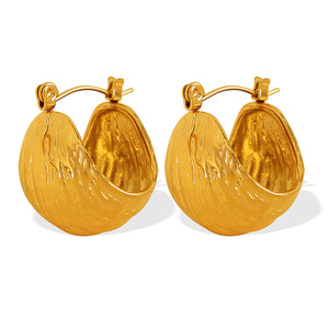 Boucles d'oreilles Huggie en or, forme de lune, motif géométrique ondulations d'eau, pour femme, usage quotidien - Product Image 5