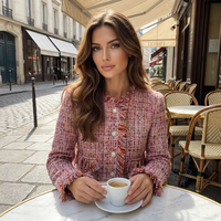 Veste en tweed moucheté rose poudré multi-tonalités, ornée de cristaux et de paillettes, anti-rides, douce, confectionnée à la main par un designer