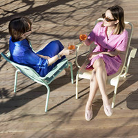 Chaise longue de luxe de style français avec ottoman et table basse, ensemble de chaises de loisirs en aluminium imperméable pour hôtel et maison d'hôtes