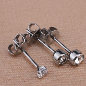 CZ Bezel <span class=keywords><strong>Stud</strong></span> Bông Tai Titan Clasp Vòng Zircon Thanh Lịch Vành Tai Sụn Piercing - Product Image 2