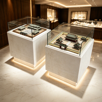 Vitrine de présentation de bijoux en verre carrée moderne avec base en pierre et éclairage LED pour magasin de bijoux
