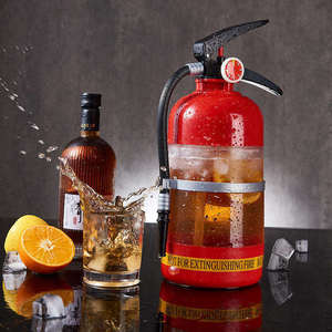 Jarra de Vino de Plástico con Forma de Extintor, Botella Portátil Novedosa con Manguera y Diseño de Gatillo para Uso en Bares - Product Image 3