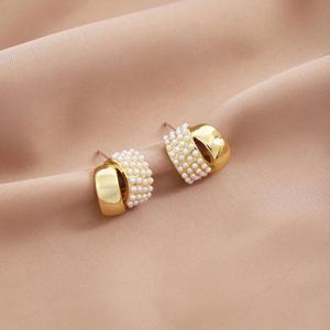 Nouvelles Boucles d'Oreilles Clous en Métal Arc de Perle, Style Rétro Français Tendance, Luxe Léger et Élégant, Plaqué Or, Idéales pour les Fêtes - Product Image 1