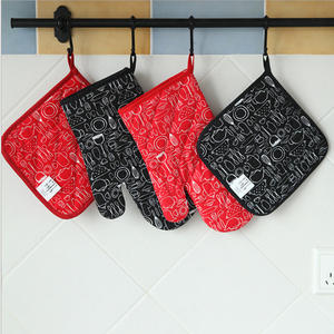 Gants de cuisine en coton résistants à la chaleur, motif couverts rouges et noirs, 17x30cm, pour une utilisation en cuisine - Product Image 3