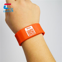 Bracelet en caoutchouc RFID imprimé avec code QR pour afficher des données personnelles et de santé, bracelet en silicone NFC programmable pour passe numérique
