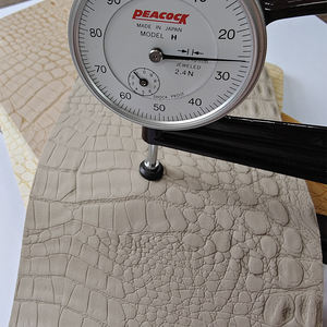 แผ่นรองนั่งในรถยนต์ผ้าพีวีซีแบบนิ่<span class=keywords><strong>ม</strong></span>พิ<span class=keywords><strong>ม</strong></span>พ์ลายนูนแผ่นรองกันเชื้อราสำหรับโซฟาบ้านสิ่งทอ - Product Image 4