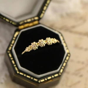 Anello Margherita Girasole da Donna, Gioiello Floreale Minimalista Fresco e alla Moda - Product Image 3