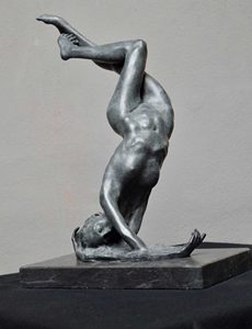 Sculpture de femme en position de tête vers le bas en bronze, statue de femme nue, sculpture de Jana Buettner, sculpture de l'éveil - Product Image 1