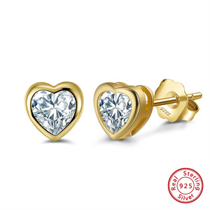 Boucles d'oreilles en argent sterling 925 en forme de cœur |   Plaqué or 18 carats |   Centre en zircon étincelant |   Bijoux romantiques pour femmes et filles - Product Image 6