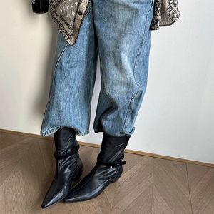 Vente en gros de bottines western en <span class=keywords><strong>daim</strong></span> avec ceinture et bout pointu pour femmes, bottes courtes à enfiler avec talon plat pour femmes - Product Image 5