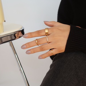 Bague personnalisée en acier inoxydable plaqué or gravée de 6mm pour femme minimaliste - Product Image 3