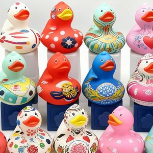 Jouet de bain personnalisé en PVC imprimé en masse, canard en caoutchouc de 9 cm de grande taille avec motif intégré - Product Image 2