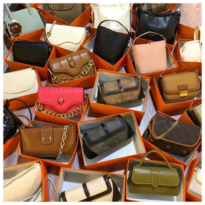 Sacs à Main d'Occasion de Qualité Supérieure pour Femmes, Vente en Gros Directe Usine, Sacs Italiens Utilisés, Livraison Aléatoire de Sacs de Marque Originaux - Product Image 5