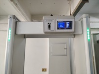 Detector de Metales Inteligente Hawkeyes Blanco de 33 Zonas, Pantalla de 7 Pulgadas, Resistente al Agua, Diseño Duradero, Alarma de Luz y Sonido Dual