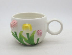 Plato Redondo de Cerámica Blanca con Borde Festoneado, Diseño 3D de Tulipanes, Flores Amarillas y Rosas - Product Image 5