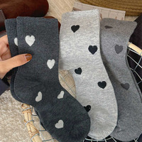 Chaussettes décontractées mi-mollet confortables pour femmes, style automne ; tons noir, blanc, gris, design polyvalent et simple, antidérapantes, en polyester