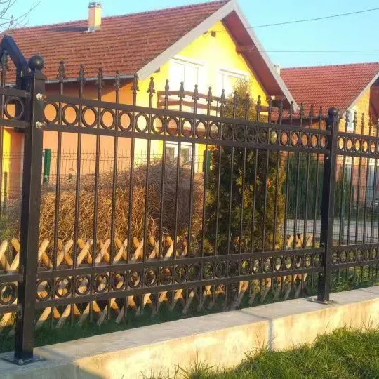 Nouveau design bon marché de panneau de clôture de sécurité en fer forgé ornements clôture de jardin acier métal piquet soudé modèle 3D pour usage agricole
