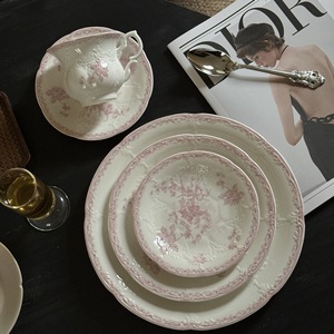 Service de table en céramique rose embossé de style vintage français, assiettes rondes, tasses à café, soucoupes, assiettes à dessert, service à thé pour hôtel - Product Image 1