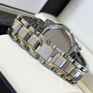 Reloj de pulsera clásico para mujer, a la moda, resistente al agua, de cuarzo, con cadena de aleación de oro y plata, con función de calendario. - Product Image 1