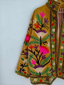 Blouson bomber en velours de coton artisanal, motif floral brodé, réversible et écologique, longueur courte, prêt pour l'hiver - Product Image 3