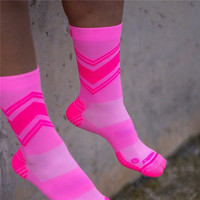 Chaussettes de course personnalisées professionnelles rose fluo avec logo personnalisé, chaussettes de compression pour la course et le cyclisme, chaussettes de course techniques