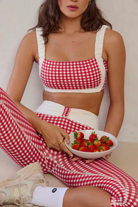 Sujetador deportivo rojo a cuadros con cuello cuadrado para mujer, con tirantes finos blancos y ribete en contraste, top de yoga transpirable de soporte medio - Product Image 6